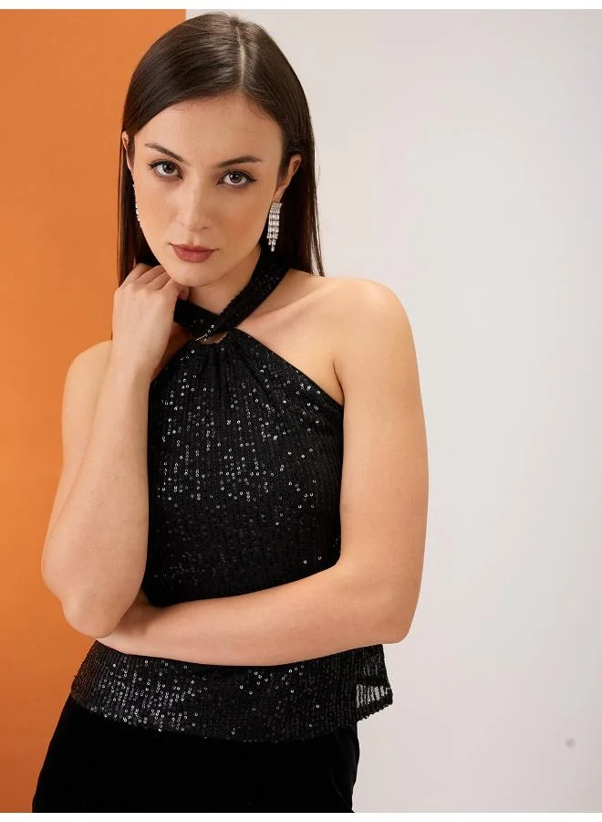 جلو باص بلوزة سهرة نسائية سوداء بياقة هالتر وتفاصيل ملتفة وترتر